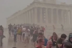 Viral video με τουρίστες στην Ακρόπολη να προσπαθούν να καλυφθούν από τη βροχή – “Ο Δίας θύμωσε”