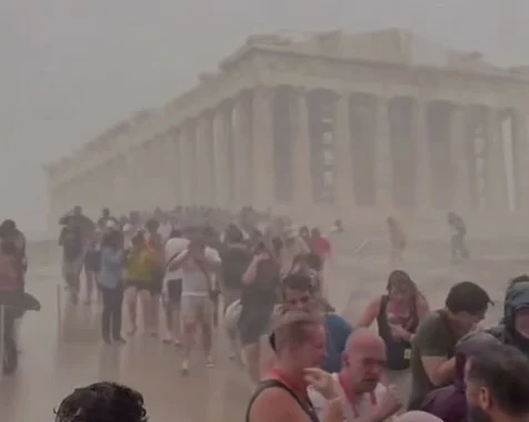 Viral video με τουρίστες στην Ακρόπολη να προσπαθούν να καλυφθούν από τη βροχή – “Ο Δίας θύμωσε”