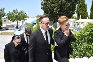 Συγκίνηση στο τελευταίο αντίο στον Βασίλη Λεβέντη, «δεν είμαι βιολογικό του παιδί, αλλά είχα την τύχη να τον αποκαλώ πατέρα» είπε ο γιος του
