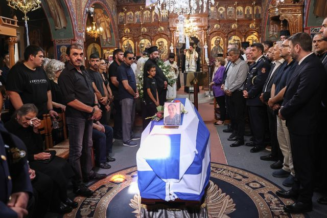 Πενθεί σήμερα η Κρήτη – Το τελευταίο αντίο στον 58χρονο πυροσβέστη Εμμανουήλ Στρατιδάκη στο Ρέθυμνο