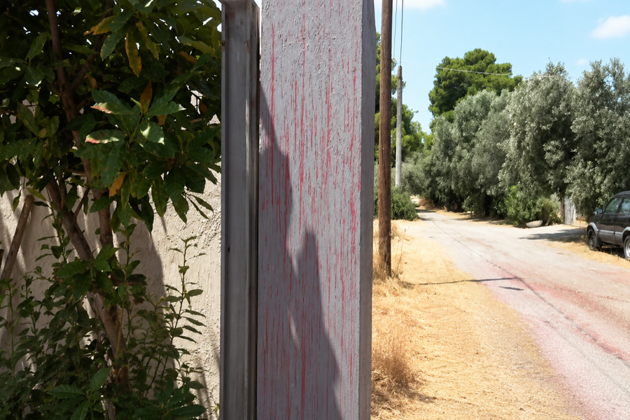 «Έβρεξε»… κόκκινο στην Άνοιξη: Μυστηριώδης ουσία κάλυψε ολόκληρα σπίτια