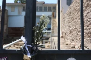 Λουλούδια και συγκινητικά μηνύματα για τη Μάρω Κοντού στην “οικία Κοκοβίκου”