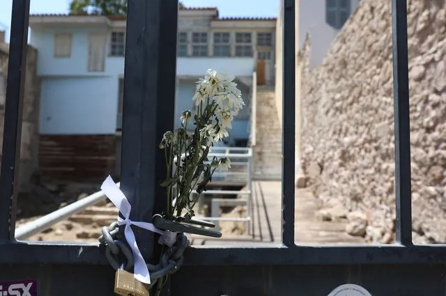 Λουλούδια και συγκινητικά μηνύματα για τη Μάρω Κοντού στην “οικία Κοκοβίκου”