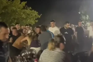 Της Τσαμπά τα… “καγκέλια”: Xαμός σε γλέντι, έπεσε ξύλο, έφυγαν καρέκλες αλλά εκείνη απτόητη συνέχιζε να τραγουδά (vid)
