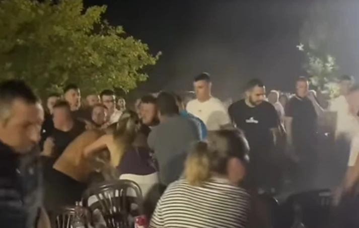 Της Τσαμπά τα… “καγκέλια”: Xαμός σε γλέντι, έπεσε ξύλο, έφυγαν καρέκλες αλλά εκείνη απτόητη συνέχιζε να τραγουδά (vid)