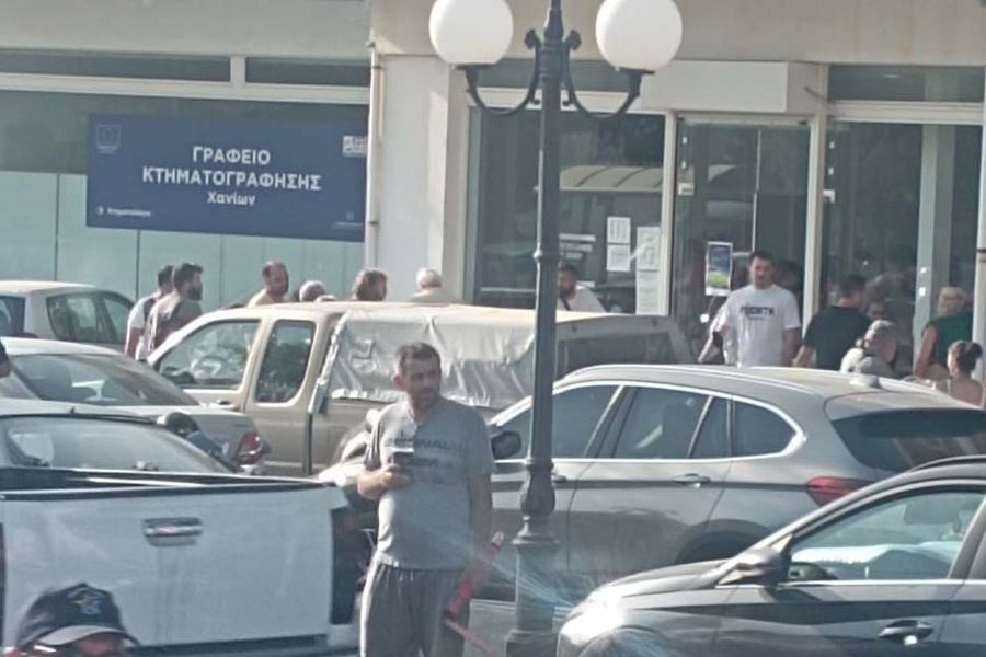 Παράταση μίας εβδομάδας, ουρές από τα ξημερώματα και πολίτες σε απόγνωση στο Κτηματολόγιο (φωτο)