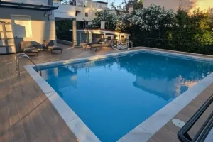 Κύκλωμα φοροδιαφυγής «ξήλωσε» η ΑΑΔΕ: Επιχειρηματίας δήλωνε άστεγη και έμενε σε βίλα με πισίνα
