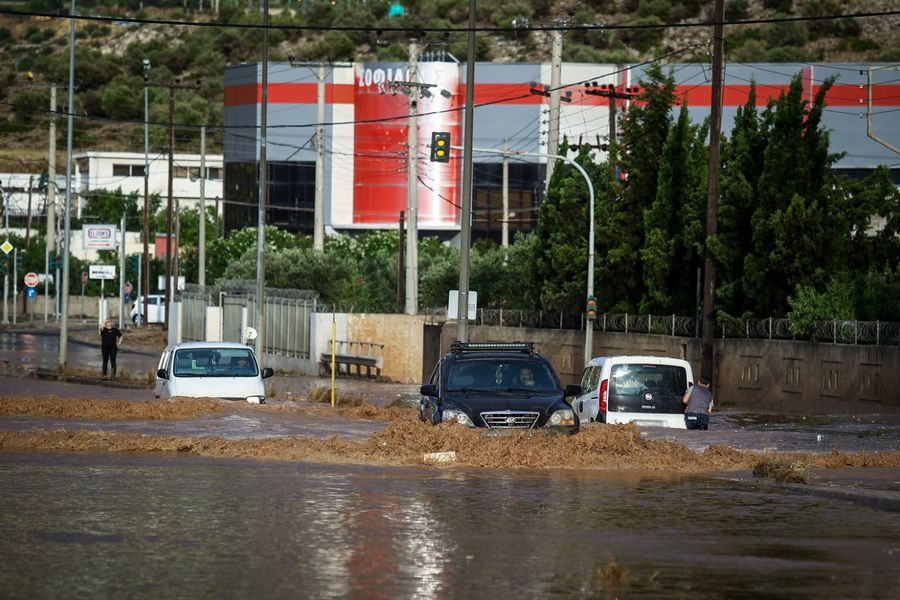 Πλημμύρισε η λεωφόρος ΝΑΤΟ από το μπουρίνι στην Αττική, εγκλωβίστηκαν οδηγοί – Δείτε φωτογραφίες