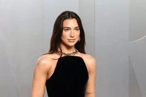 Dua Lipa: Στηρίζει την «επανάσταση των φλαμίνγκο» και τις διαδηλώσεις κατά των σχεδιών Κούσνερ στην Αλβανία