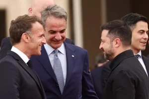 Στο Παρίσι ο Μητσοτάκης, για τη συνάντηση των 37 κρατών για την Ουκρανία – Παρών ο Ζελένσκι