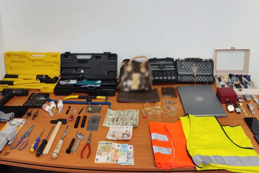 Παρίσταναν τεχνικούς και έκλεβαν κοσμήματα, ρολόγια και χρήματα από σπίτια