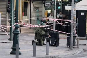 Λήξη συναγερμού στο Μοναστηράκι: Δεν βρέθηκε εκρηκτική ύλη στη βαλίτσα