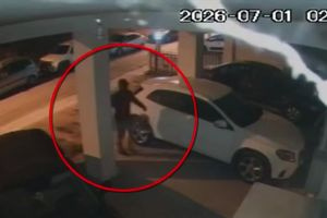 H στιγμή που ο δράστης αφήνει τον εμπρηστικό μηχανισμό στο σπίτι του Σάββα Αναστασιάδη στη Θεσσαλονίκη και η έκρηξη, δείτε βίντεο