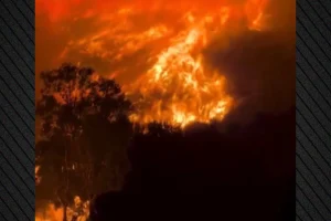 Κόλαση φωτιάς στη Σικελία, άνιση μάχη με τις φλόγες δίνουν οι πυροσβέστες