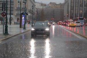 Σε εξέλιξη η σφοδρή κακοκαιρία – Πάνω από 100.000 κεραυνοί έχουν πέσει στη χώρα