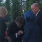 Άβολη στιγμή για τον Μακρόν στη Σύνοδο του ΝΑΤΟ – Επιχείρησε να φιλήσει το χέρι της Εμινέ Ερντογάν, αλλά εκείνη το τράβηξε
