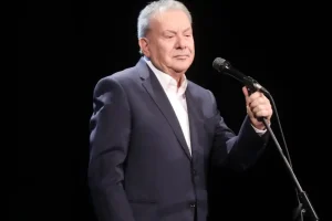 Ο Μανώλης Μητσιάς άνοιξε συναυλία με τον «Γιάννη τον φονιά», μετά το συμβάν με την απαγόρευση του Γιώργου Χατζιδάκι
