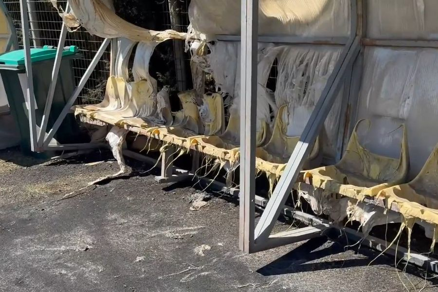 Δεν γλίτωσε ούτε το γήπεδο στις Μέλαμπες από τη μανία της φωτιάς (pics)