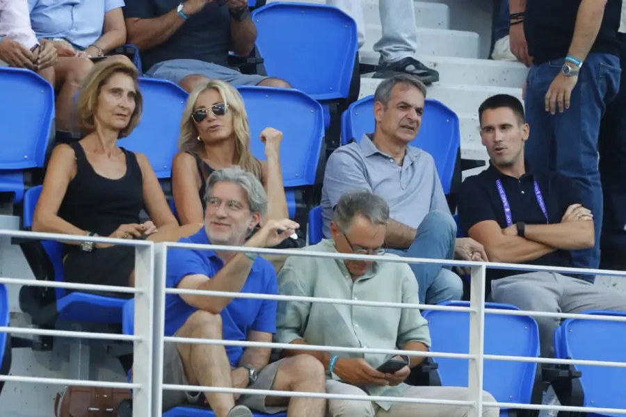 Στο πλευρό της Σάκκαρη η οικογένεια Μητσοτάκη – Τα χειροκροτήματα και η αποθέωση από τον πρωθυπουργό