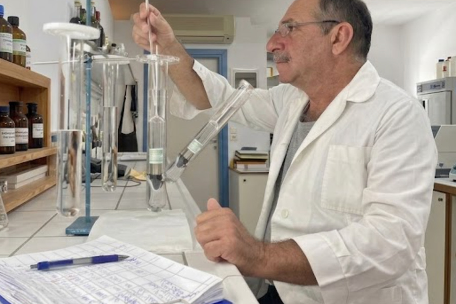 Νερό της βρύσης: Σε ποιες περιοχές παραμένει ακατάλληλο για πόση στο Ηράκλειο και που βελτιώθηκε – Τι έδειξαν οι αναλύσεις από τον χημικό Γιάννη Μπαλαχούτη