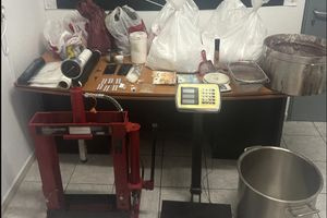 Χειροπέδες σε 39χρονο dealer με πλήρη εξοπλισμό στο Μεταξουργείο – Έκρυβε “παρασκευαστήριο” ναρκωτικών με 27 κιλά ύποπτης σκόνης