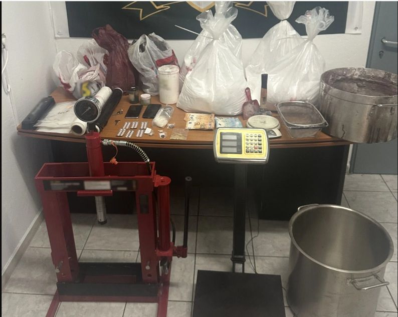 Χειροπέδες σε 39χρονο dealer με πλήρη εξοπλισμό στο Μεταξουργείο – Έκρυβε “παρασκευαστήριο” ναρκωτικών με 27 κιλά ύποπτης σκόνης