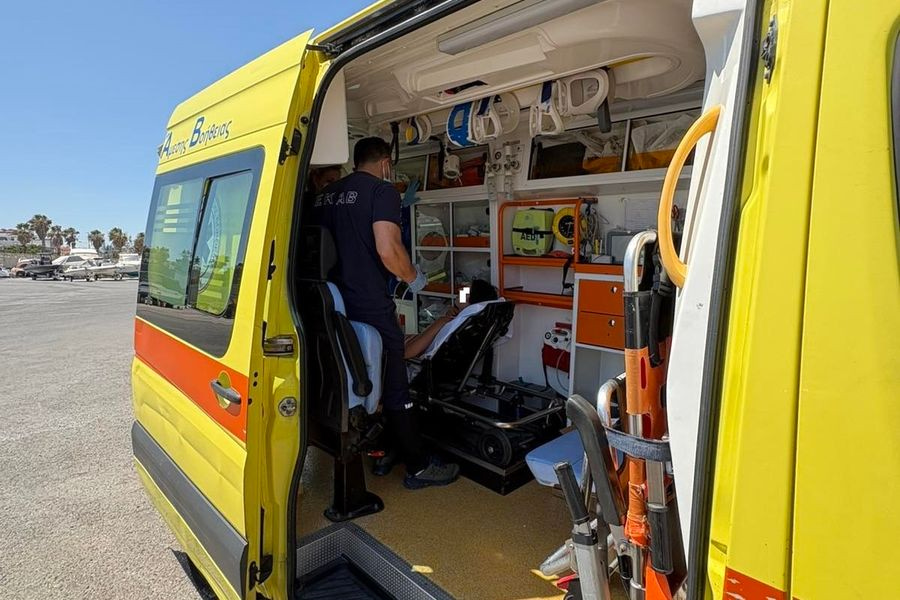 Απίστευτο: Κινητοποίησε Λιμενικό, εθελοντές και ΕΚΑΒ για να επιστρέψει από την Ντία στο λιμάνι του Ηρακλείου! (pics)