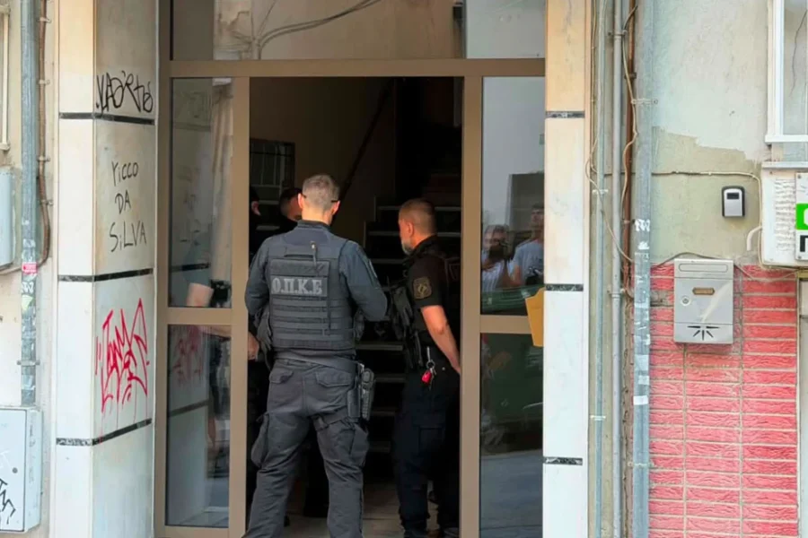 Αντιτρομοκρατική στην Κρήτη: Καρέ – καρέ η επιχείρηση για τη σύλληψη της “βομβίστριας” της Θεσσαλονίκης σε σπίτι φίλων στα Χανιά! (vid)