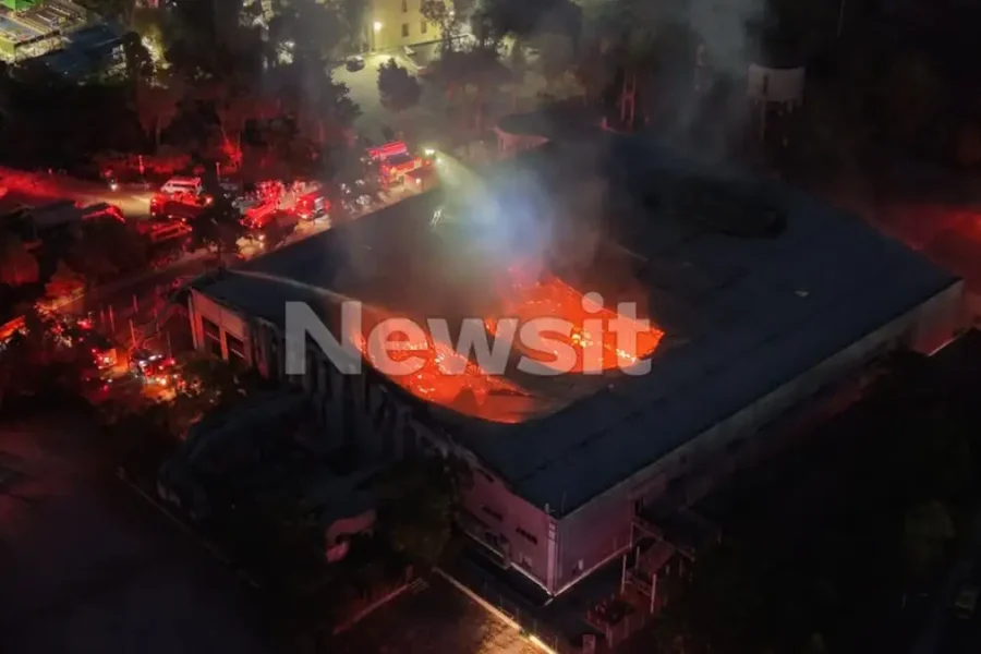 Πάρκο Γουδή: Περιορίστηκε η μεγάλη φωτιά στο παλιό κτίριο του θεάτρου Badminton – Κατέρρευσε κομμάτι της οροφής