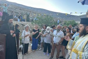 Συγκίνηση και κατάνυξη στον εσπερινό του Αγίου Παντελεήμονα στη Σπιναλόγκα (φωτογραφίες)