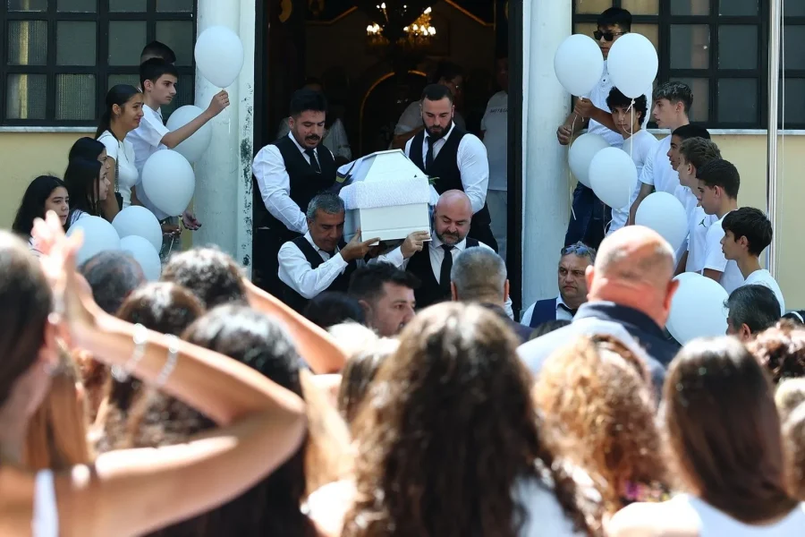 Θεσσαλονίκη: Ράγισαν καρδιές στην κηδεία της 15χρονης αθλήτριας του ΠΑΟΚ που σκοτώθηκε σε τροχαίο