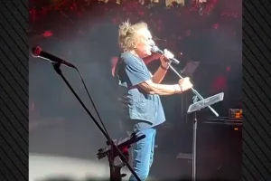 Ο Βασίλης Παπακωνσταντίνου διέκοψε τη συναυλία του και ζήτησε να σβήσουν τα καπνογόνα – «Δύο άνθρωποι κάηκαν εδώ δίπλα μας»(video)