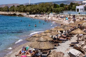 Καιρός: Άνοδος της θερμοκρασίας έως 35 βαθμούς από τη Δευτέρα – Επιμένουν οι ισχυροί άνεμοι στο Αιγαίο
