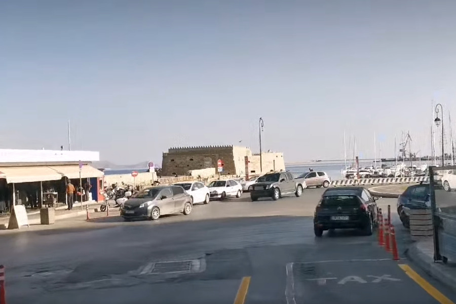 Κυκλοφοριακό σοκ στο Ηράκλειο: Κλείνει η παραλιακή για την αποκατάσταση του παραθαλάσσιου τείχους στο Μπεντενάκι – Τα σενάρια για εκτροπή της κυκλοφορίας και πότε θα ισχύσουν (vid,pics)