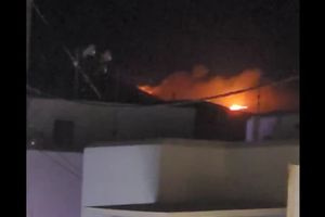 Πάρος: Μαίνεται η μεγάλη πυρκαγιά στο νησί – Ολονύχτια μάχη με τις φλόγες και ενίσχυση των δυνάμεων από ξηρά και αέρα