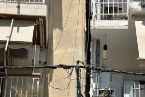 Το σημάδι που προειδοποίησε για την καταστροφή στα Πετράλωνα – Το πρώτο κενό μεταξύ των πολυκατοικιών πριν την κατάρρευση