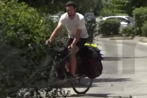 Γάλλος ποδηλάτης που έκανε τον γύρο της Ευρώπης έπεσε θύμα κλοπής σε καταυλισμό Ρομά στο Μενίδι – Πως περιγράφει τον εφιάλτη που έζησε