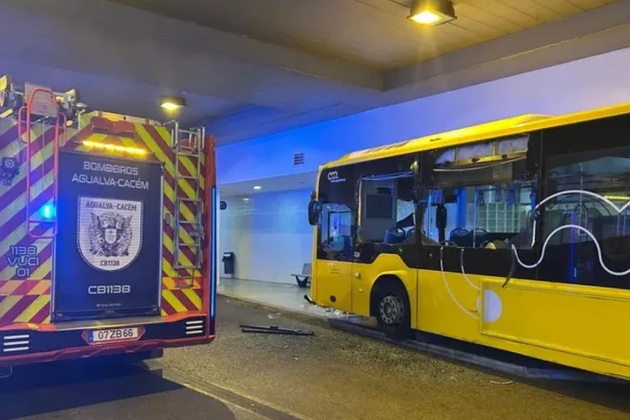 Πορτογαλία: Δύο νεκροί και 20 τραυματίες από πτώση λεωφορείου σε στάση
