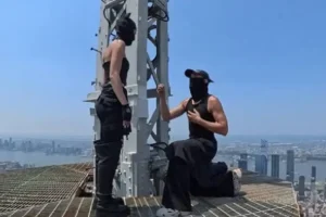 Πρόταση γάμου στην κορυφή του Empire State Building – Το ζευγάρι ύψωσε πανό για την ειρήνη και συνελήφθη