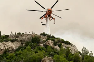 Φωτιά στην Πλαγιά Αιτωλοακαρνανίας – Eπιχειρούν 3 εναέρια