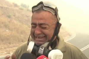 Συγκλονίζει εθελοντής πυροσβέστης με δάκρυα στα μάτια για τους νεκρούς συναδέλφους του: «Δεν θα γυρίσουν τα παιδιά σπίτι τους»