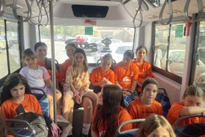 Η όμορφη και χρήσιμη βόλτα των παιδιών της Ακαδημίας Καλαθοσφαίρισης Ρεθύμνου με τα νέα ηλεκτρικά λεωφορεία