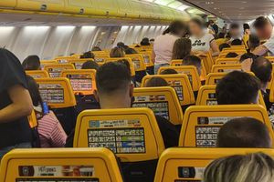 Εγκλωβίστηκαν σε πτήση της Ryanair ταξιδιώτες για Κρήτη – Γυναίκα λιποθύμησε ενώ διψούσαν και δεν τους έδιναν νερό! (vid)
