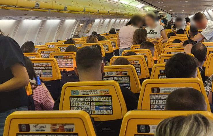 Εγκλωβίστηκαν σε πτήση της Ryanair ταξιδιώτες για Κρήτη – Γυναίκα λιποθύμησε ενώ διψούσαν και δεν τους έδιναν νερό! (vid)