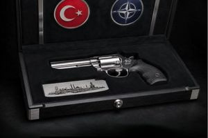 Ένα περίστροφο με σφαίρες, το δώρο του Ερντογάν σε κάθε ηγέτη του ΝΑΤΟ