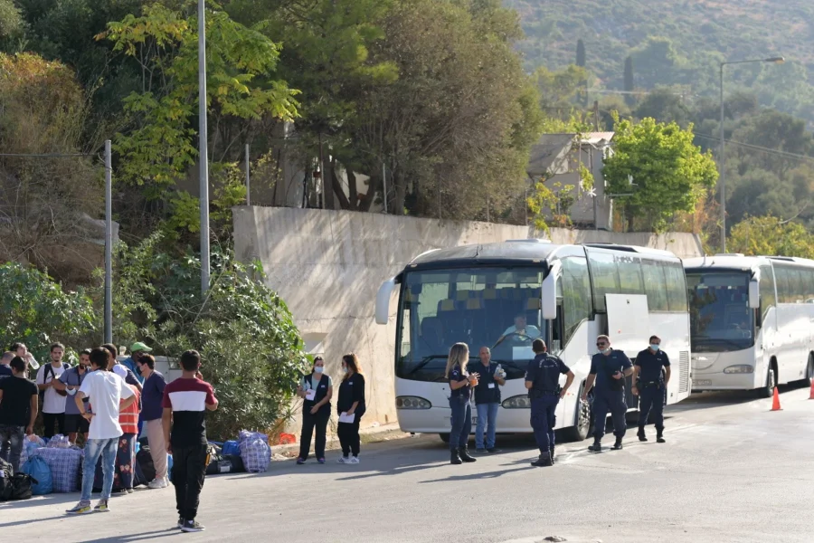 Μεταναστευτικό: Αντιδράσεις στη Σάμο για τους μετανάστες από την Κρήτη – Μεταφέρθηκαν 600 άτομα μαζικά προκαλώντας δυσφορία