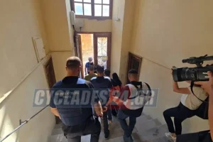 Σύρος: Δεν ασκήθηκαν διώξεις για τη δολοφονία της 41χρονης – Υπό φρούρηση παραμένει το σπίτι του ζευγαριού