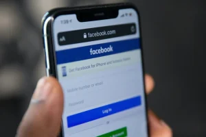Facebook: Προβλήματα σύνδεσης στην πλατφόρμα – Το μήνυμα που εμφανίζεται στους χρήστες