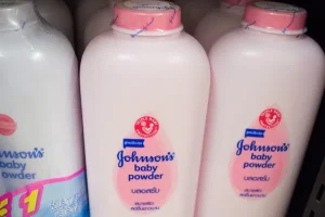 Johnson & Johnson: Δίνει 5,5 δισ. για να αποσυρθούν οι αγωγές που συνδέουν το βρεφικό ταλκ με καρκίνο