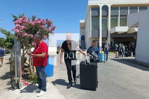 «Εσύ που πας;»:Ταξί στο αεροδρόμιο Νίκος Καζαντζάκης διαλέγουν τους επιβάτες